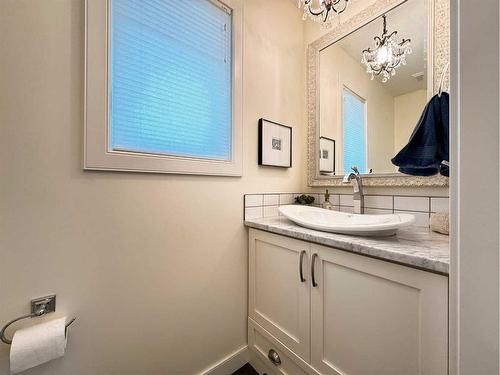 319 Hamptons Way Se, Medicine Hat, AB - Indoor Photo Showing Bathroom