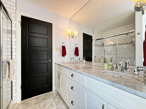 319 Hamptons Way Se, Medicine Hat, AB - Indoor Photo Showing Bathroom