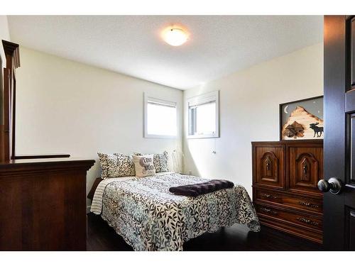319 Hamptons Way Se, Medicine Hat, AB - Indoor Photo Showing Bedroom