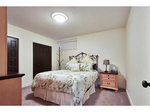 319 Hamptons Way Se, Medicine Hat, AB - Indoor Photo Showing Bedroom