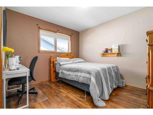 220 Vista Road Se, Medicine Hat, AB - Indoor Photo Showing Bedroom