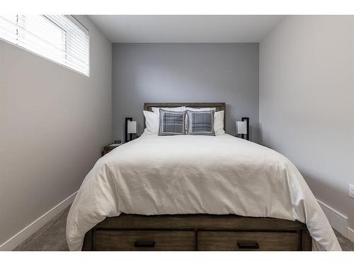 502-401 Southlands Boulevard Se, Medicine Hat, AB - Indoor Photo Showing Bedroom