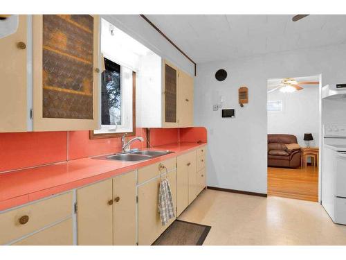 1302 Elm Street Se, Medicine Hat, AB - Indoor Photo Showing Kitchen With Double Sink
