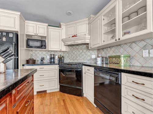 258 1 Street Se, Medicine Hat, AB - Indoor Photo Showing Kitchen With Upgraded Kitchen