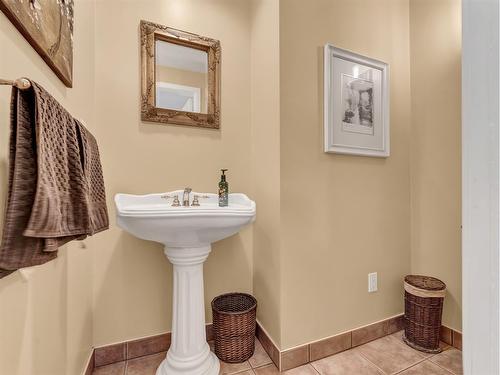 258 1 Street Se, Medicine Hat, AB - Indoor Photo Showing Bathroom