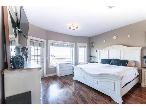 78 Sundance Road Sw, Medicine Hat, AB - Indoor Photo Showing Bedroom