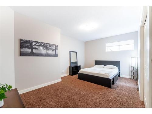 78 Sundance Road Sw, Medicine Hat, AB - Indoor Photo Showing Bedroom