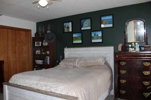 109 Westview Crescent West, Bow Island, AB - Indoor Photo Showing Bedroom