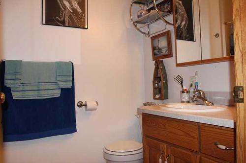 109 Westview Crescent West, Bow Island, AB - Indoor Photo Showing Bathroom