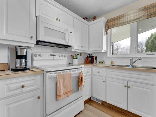 1047 17 Street Ne, Medicine Hat, AB - Indoor Photo Showing Kitchen With Double Sink