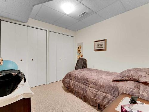1047 17 Street Ne, Medicine Hat, AB - Indoor Photo Showing Bedroom