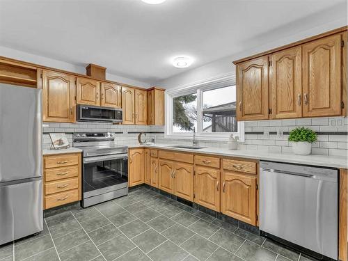 539 6 Avenue Sw, Medicine Hat, AB - Indoor Photo Showing Kitchen With Stainless Steel Kitchen