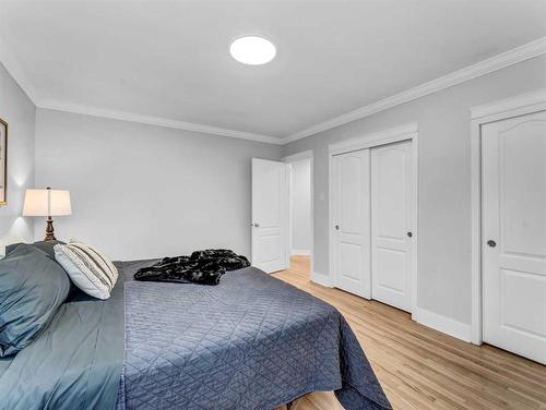 539 6 Avenue Sw, Medicine Hat, AB - Indoor Photo Showing Bedroom