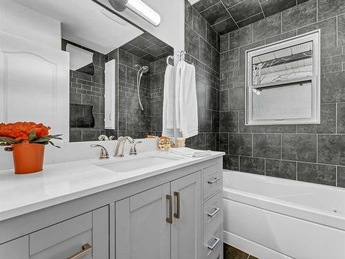 539 6 Avenue Sw, Medicine Hat, AB - Indoor Photo Showing Bathroom