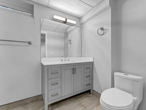 539 6 Avenue Sw, Medicine Hat, AB - Indoor Photo Showing Bathroom