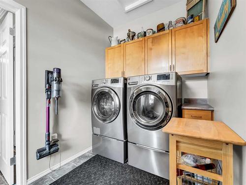633 East 2 Street, Dunmore, AB - Indoor Photo Showing Laundry Room