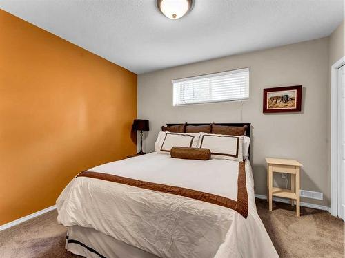 633 East 2 Street, Dunmore, AB - Indoor Photo Showing Bedroom