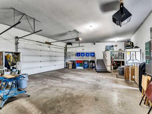 633 East 2 Street, Dunmore, AB - Indoor Photo Showing Garage
