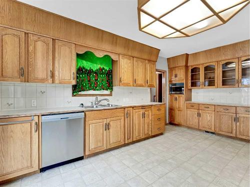 370 11 Street Sw, Medicine Hat, AB - Indoor Photo Showing Kitchen With Double Sink