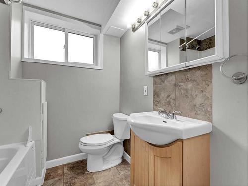 370 11 Street Sw, Medicine Hat, AB - Indoor Photo Showing Bathroom