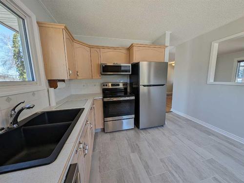 4 Lupine Court Se, Medicine Hat, AB - Indoor Photo Showing Kitchen With Stainless Steel Kitchen With Double Sink