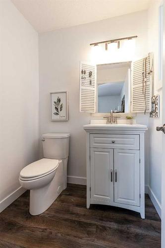 26 Harris Street Sw, Medicine Hat, AB - Indoor Photo Showing Bathroom