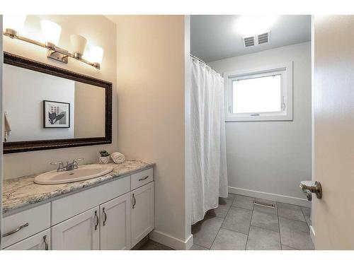 26 Harris Street Sw, Medicine Hat, AB - Indoor Photo Showing Bathroom