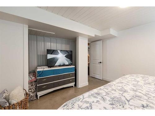 26 Harris Street Sw, Medicine Hat, AB - Indoor Photo Showing Bedroom