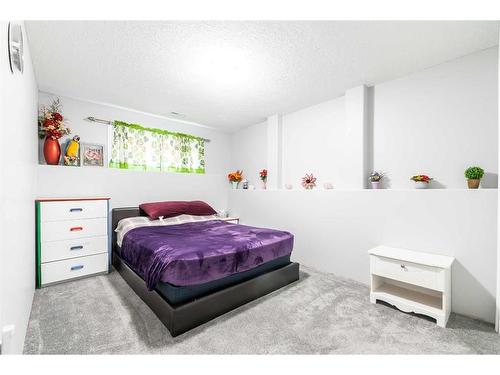 357 Somerset Row Se, Medicine Hat, AB - Indoor Photo Showing Bedroom