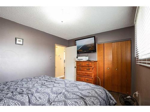 1096 16 Street Ne, Medicine Hat, AB - Indoor Photo Showing Bedroom