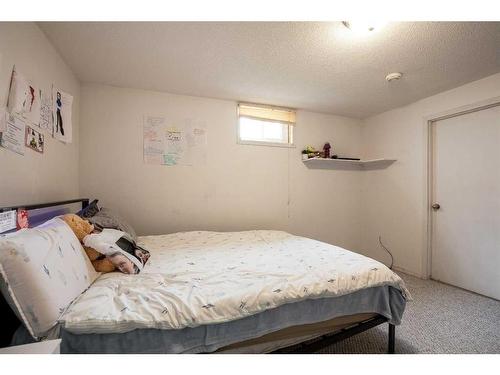 1096 16 Street Ne, Medicine Hat, AB - Indoor Photo Showing Bedroom