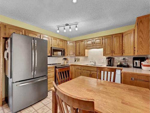 9 Milne Place Se, Medicine Hat, AB - Indoor Photo Showing Kitchen With Double Sink
