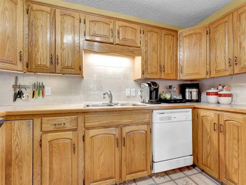 9 Milne Place Se, Medicine Hat, AB - Indoor Photo Showing Kitchen With Double Sink