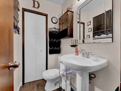 9 Milne Place Se, Medicine Hat, AB - Indoor Photo Showing Bathroom