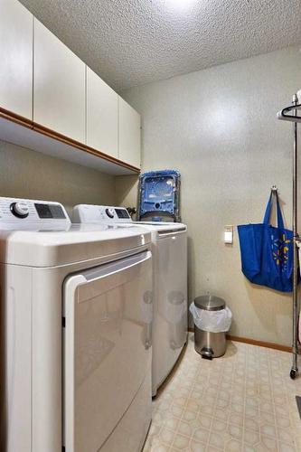 138-1480 Southview Drive Se, Medicine Hat, AB - Indoor Photo Showing Laundry Room