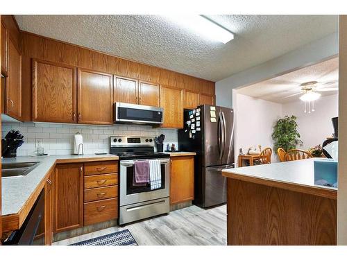 138-1480 Southview Drive Se, Medicine Hat, AB - Indoor Photo Showing Kitchen With Stainless Steel Kitchen
