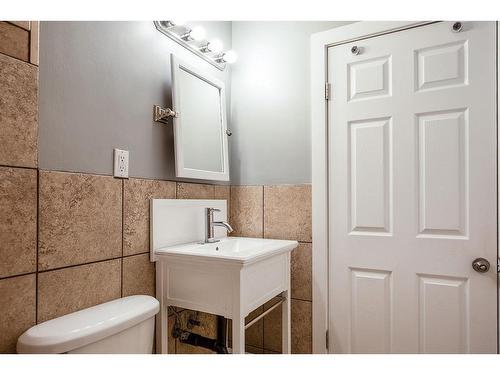 515 12 Street Sw, Medicine Hat, AB - Indoor Photo Showing Bathroom