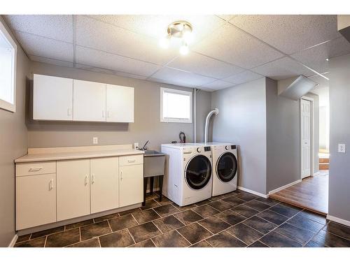 515 12 Street Sw, Medicine Hat, AB - Indoor Photo Showing Laundry Room