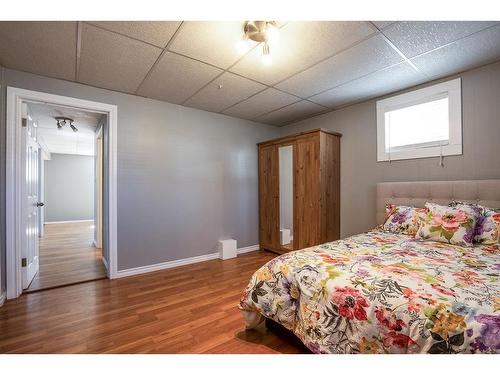 515 12 Street Sw, Medicine Hat, AB - Indoor Photo Showing Bedroom