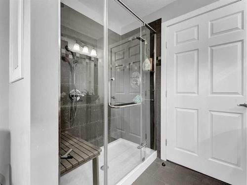 320 2 Street Se, Redcliff, AB - Indoor Photo Showing Bathroom