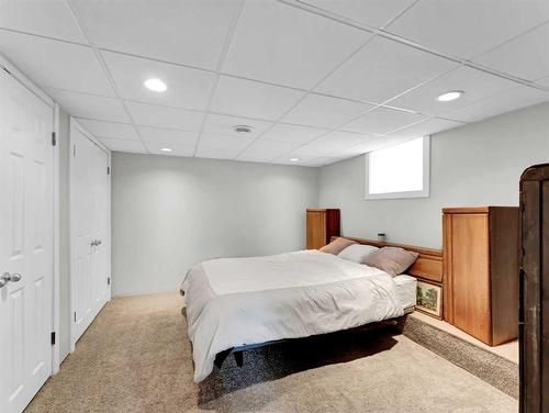 320 2 Street Se, Redcliff, AB - Indoor Photo Showing Bedroom