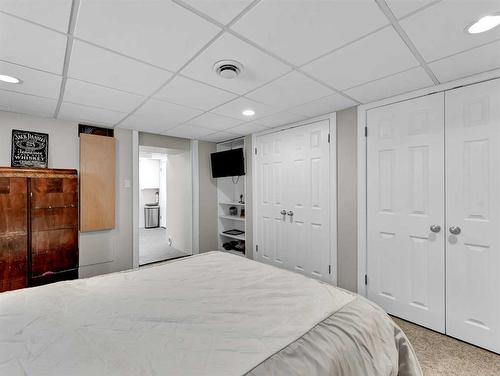 320 2 Street Se, Redcliff, AB - Indoor Photo Showing Bedroom
