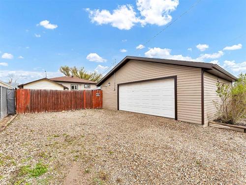 320 2 Street Se, Redcliff, AB - Outdoor With Exterior