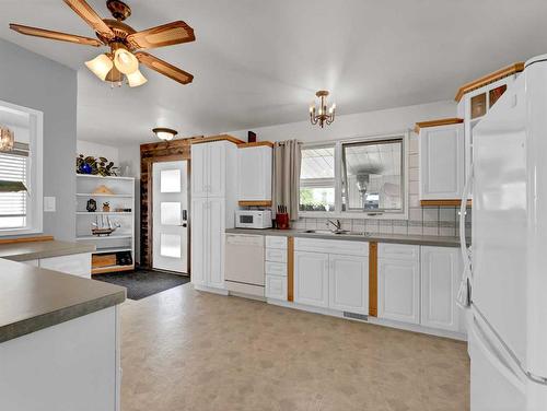 1381 26 Street Se, Medicine Hat, AB - Indoor Photo Showing Kitchen With Double Sink