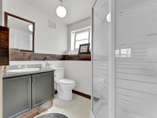 1381 26 Street Se, Medicine Hat, AB - Indoor Photo Showing Bathroom