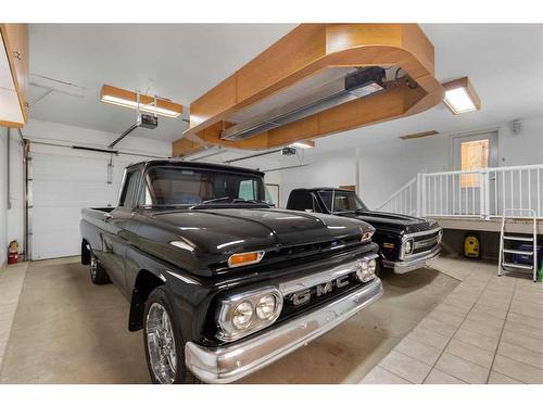 1503 Eagle View Place Sw, Medicine Hat, AB - Indoor Photo Showing Garage