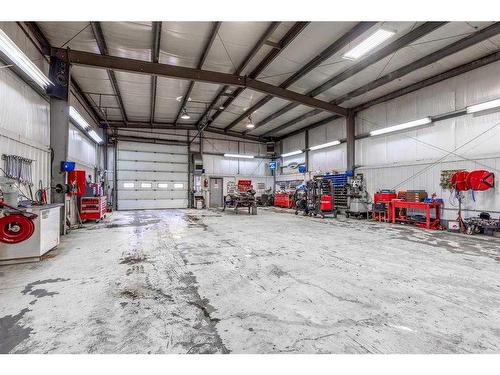 1503 Eagle View Place Sw, Medicine Hat, AB - Indoor Photo Showing Garage