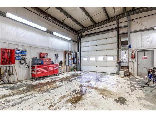 1503 Eagle View Place Sw, Medicine Hat, AB - Indoor Photo Showing Garage