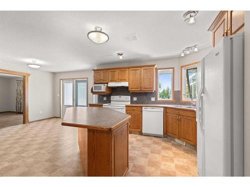 1503 Eagle View Place Sw, Medicine Hat, AB - Indoor Photo Showing Kitchen