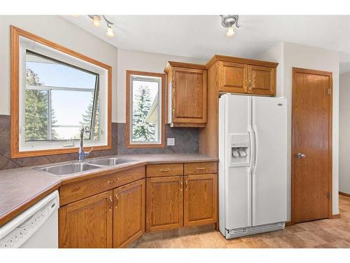 1503 Eagle View Place Sw, Medicine Hat, AB - Indoor Photo Showing Kitchen With Double Sink